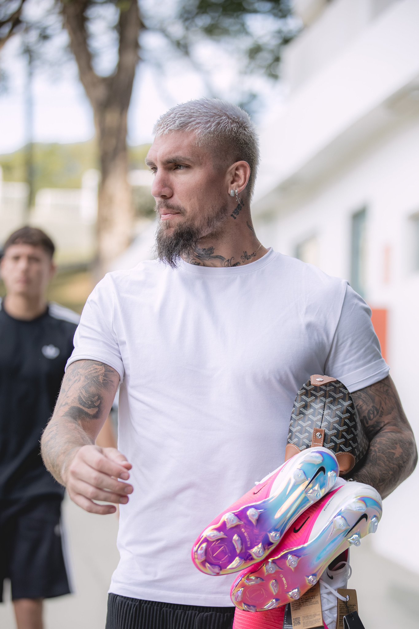 Lyanco e seu novo visual no retorno aos treinos pelo Atlético