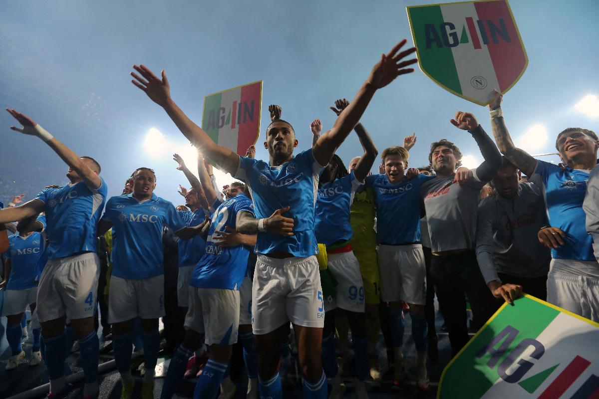 Juan Jesus (centro) comemora título italiano do Napoli - (foto: CARLO HERMANN/AFP) Juan Jesus (centro) comemora título italiano do Napoli - (foto: CARLO HERMANN/AFP)