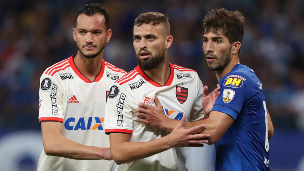 Léo Duarte ao lado de Réver em jogo do Flamengo contra o Cruzeiro, na Libertadores de 2018 - (foto: Gilvan de Sousa/Flamengo)