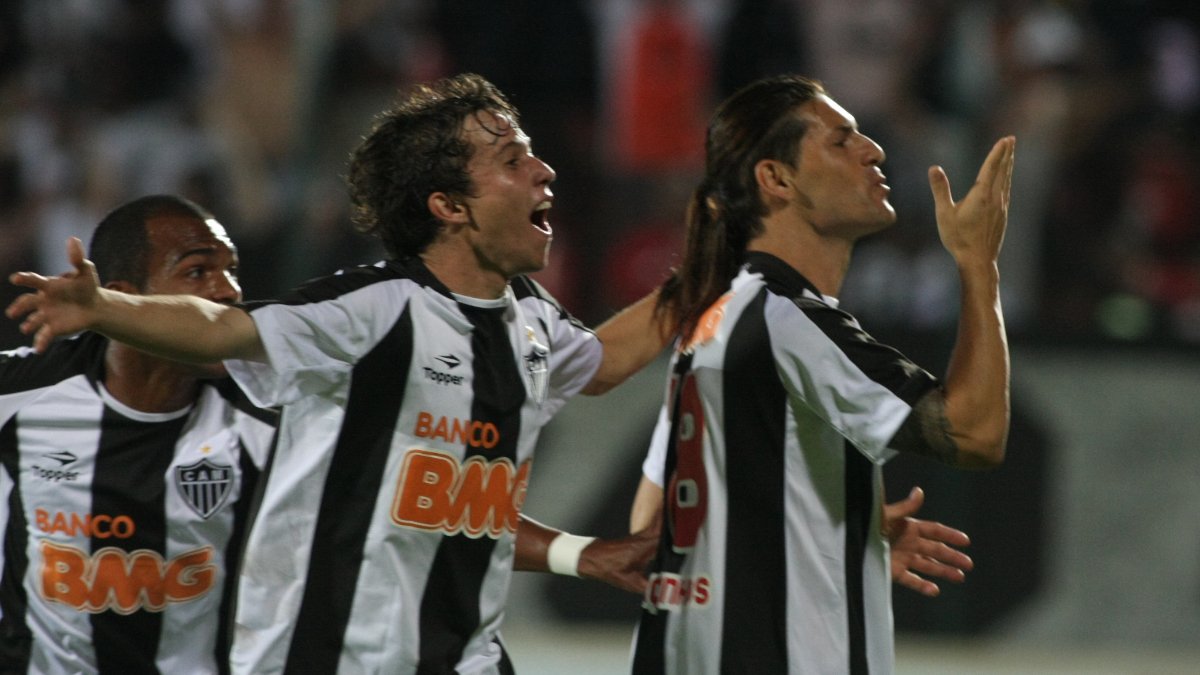 Marquinhos Cambalhota comemora gol diante do Grêmio ao lado de Bernard - (foto: Marcos Michelin/EM/D.A Press)