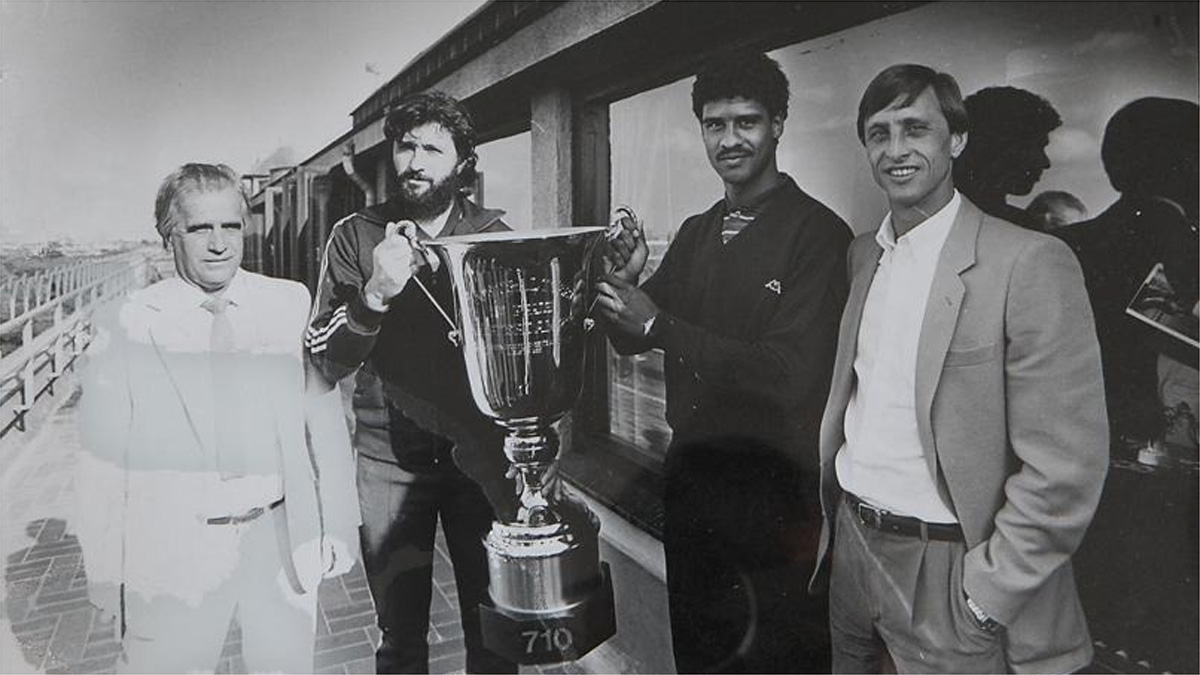 Cento e Nove ao lado de Olivera, Rijkaard e Cruyff - (foto: Galo Digital)