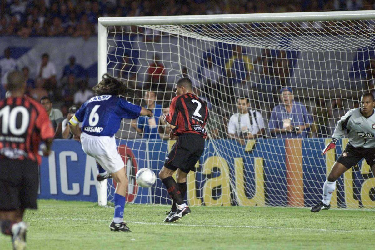 Cruzeiro venceu Athletico-PR por 1 a 0, no Mineirão, com gol de Sorín, que se despediu do clube para jogar na Lazio, da Itália - (foto: 12/05/2002 - Jorge Gontijo/EM)