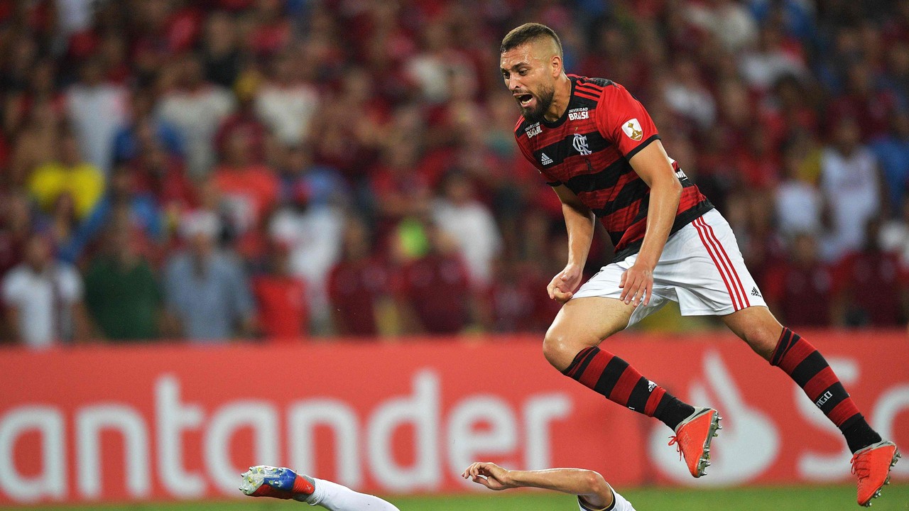 A caminho do Atlético, Léo Duarte rendeu milhões ao Flamengo em ano histórico
