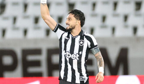 Alex Telles marca no fim, e Botafogo bate Chape na ida da 5ª fase da Copa do Brasil