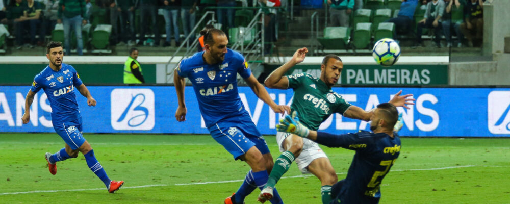 Aos 42 anos, ex-Cruzeiro sofre críticas pesadas após assinar com novo clube