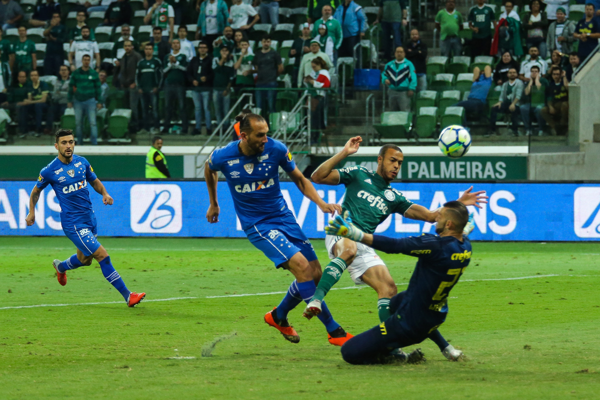 Aos 42 anos, ex-Cruzeiro sofre críticas pesadas após assinar com novo clube