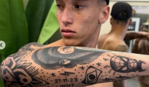 Atacante eterniza gol que ajudou a salvar o Cruzeiro do rebaixamento com tatuagem