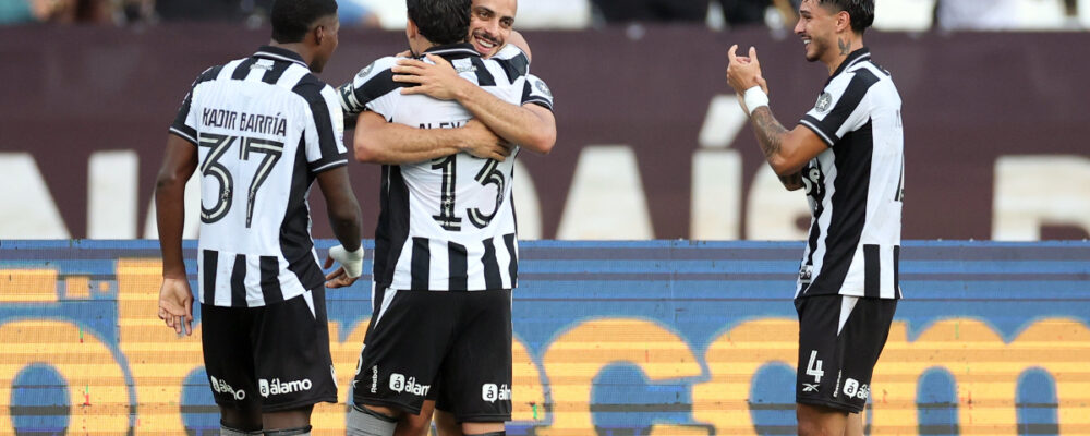 Atacante faz hat-trick, e Botafogo vence Corinthians, que volta ao Z4 do Brasileiro