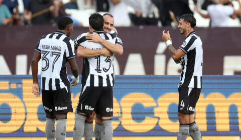 Atacante faz hat-trick, e Botafogo vence Corinthians, que volta ao Z4 do Brasileiro