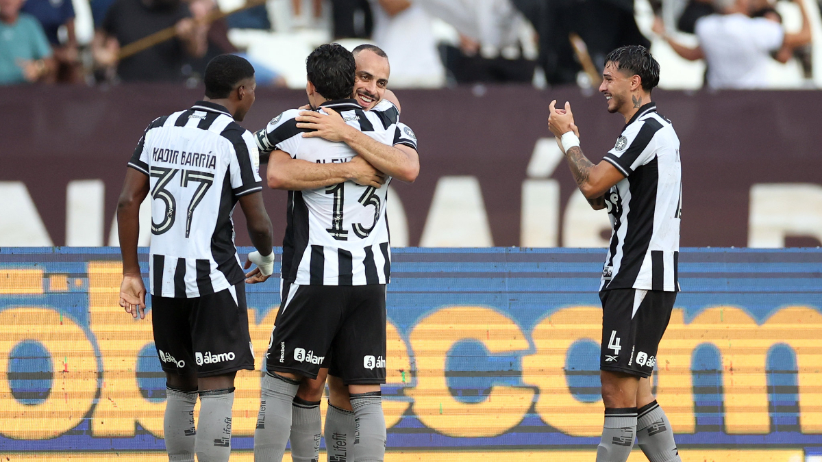 Atacante faz hat-trick, e Botafogo vence Corinthians, que volta ao Z4 do Brasileiro