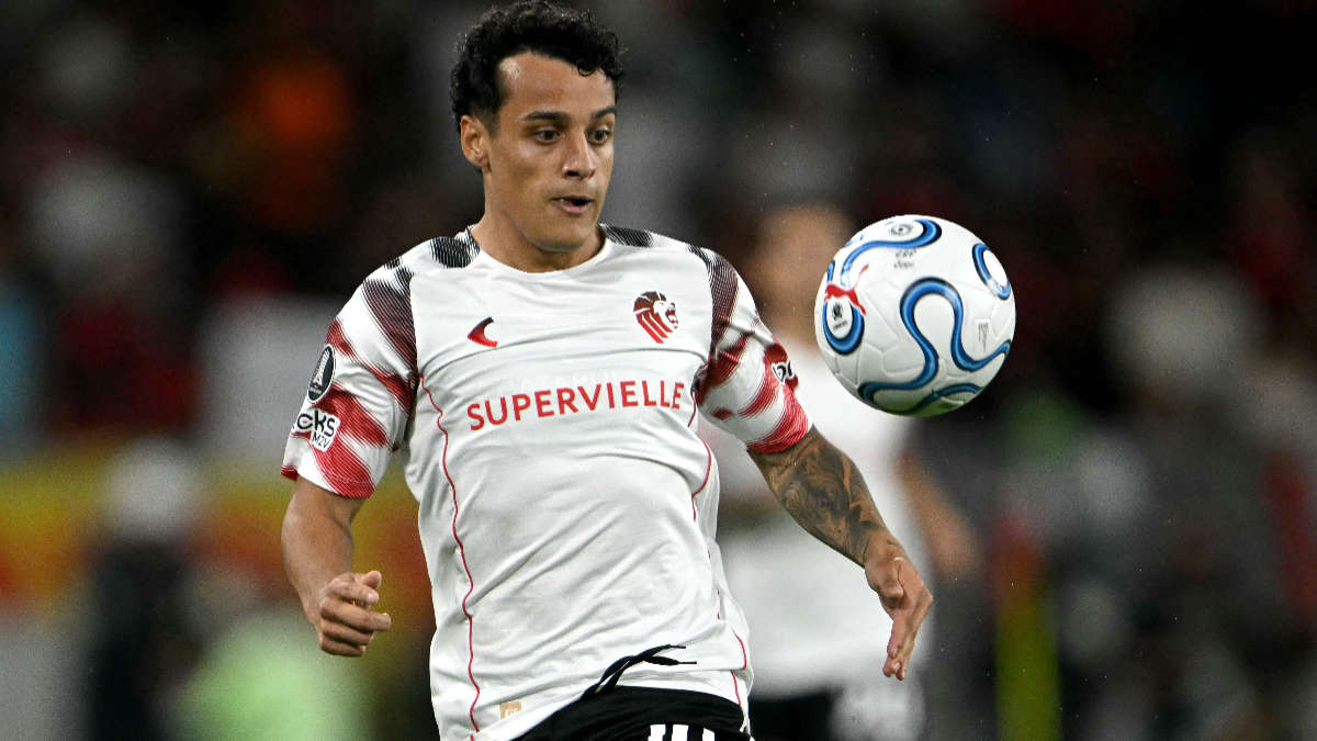 Atlético: Domínguez responde sobre possível interesse em meia do Estudiantes