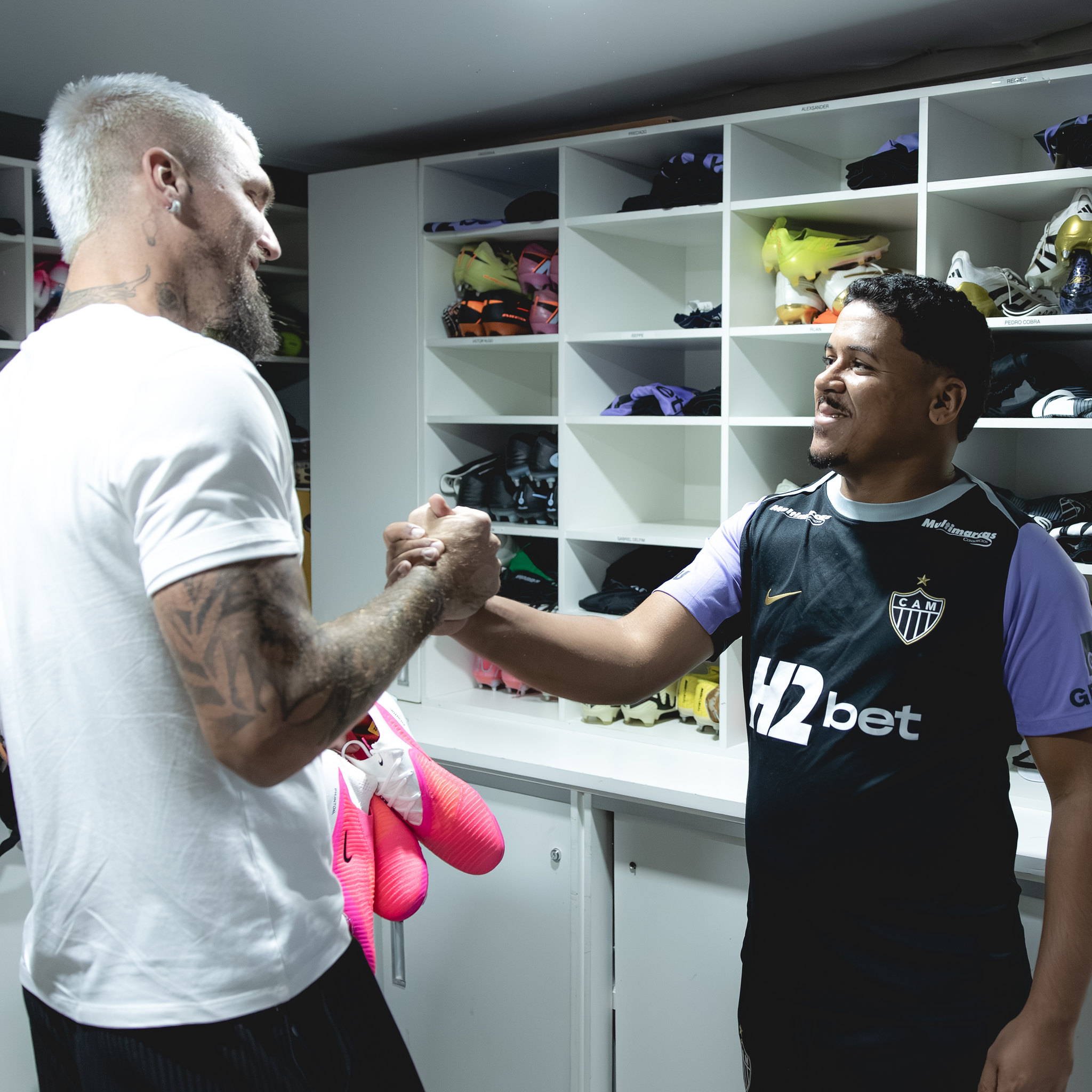 Lyanco e seu novo visual no retorno aos treinos pelo Atlético