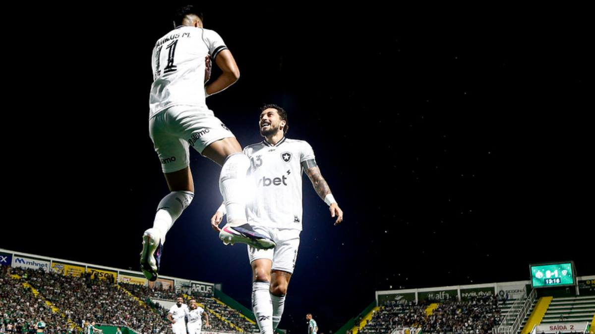 Botafogo embalado! Glorioso goleia Chapecoense e emenda terceira vitória no Brasileiro