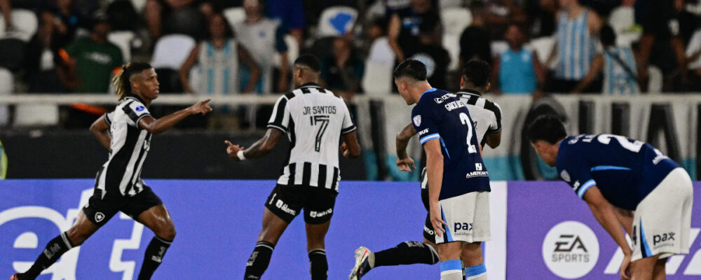 Botafogo vence Racing e avança ao mata-mata da Sul-Americana