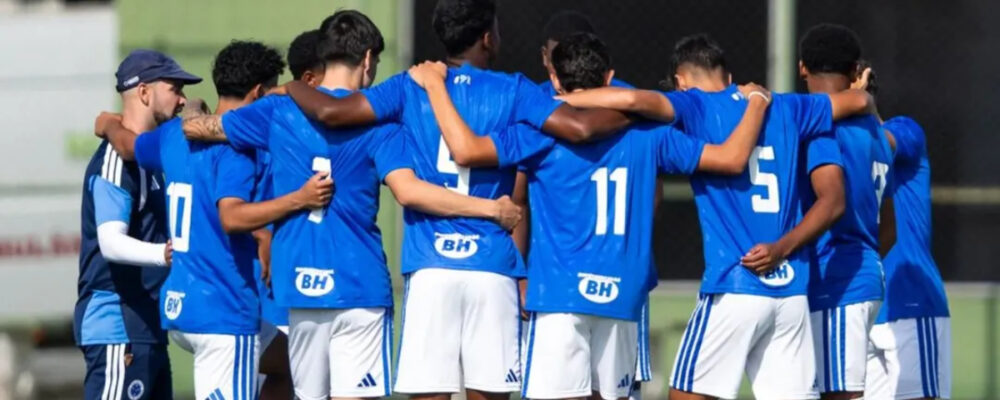 Com direito a golaço: joia do Cruzeiro faz hat-trick contra Atlético em 13 minutos