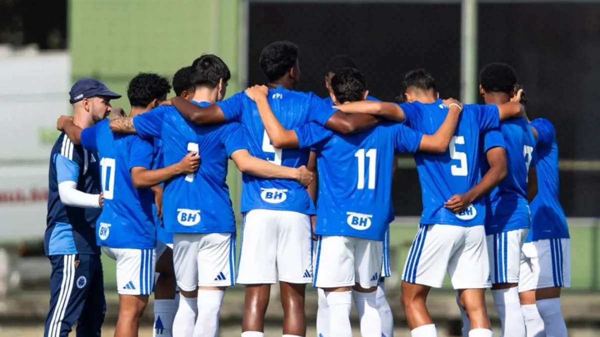 Com direito a golaço: joia do Cruzeiro faz hat-trick contra Atlético em 13 minutos