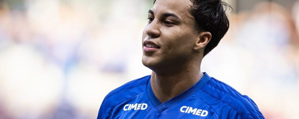Cruzeiro: Kaio Jorge faz tatuagem em homenagem a Charles Miller