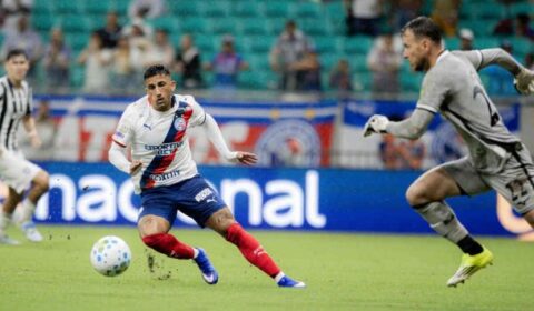 Em noite de presepadas dos goleiros, Botafogo cede virada ao Bahia