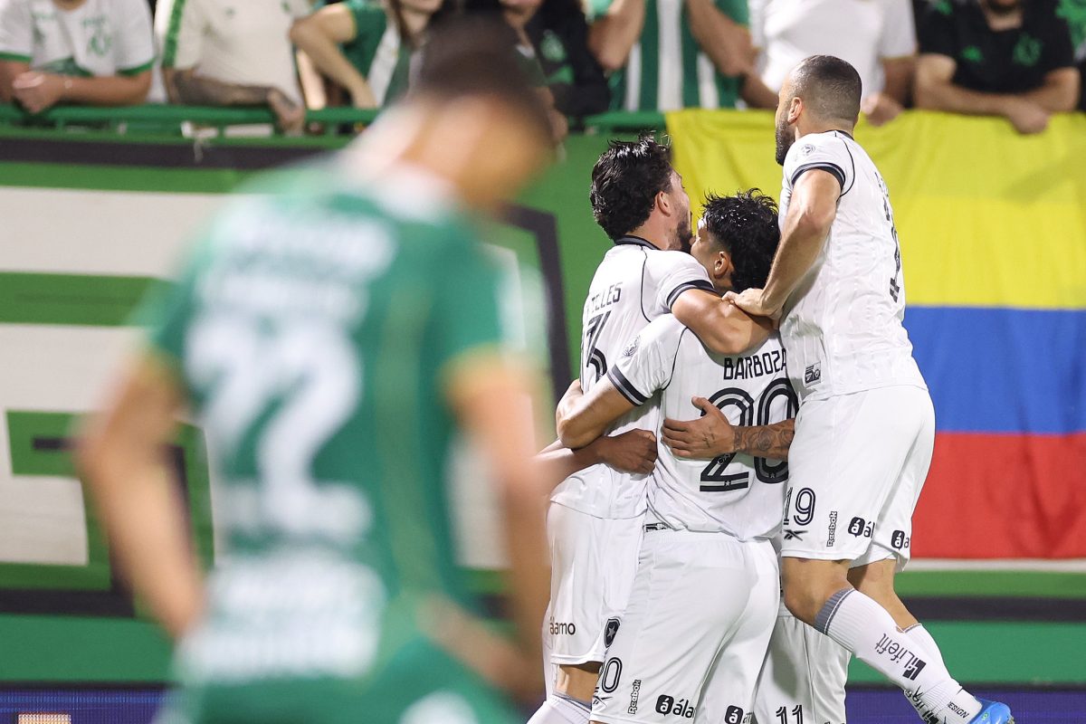 Em qual canal vai passar Botafogo x Chapecoense hoje (21/4)?