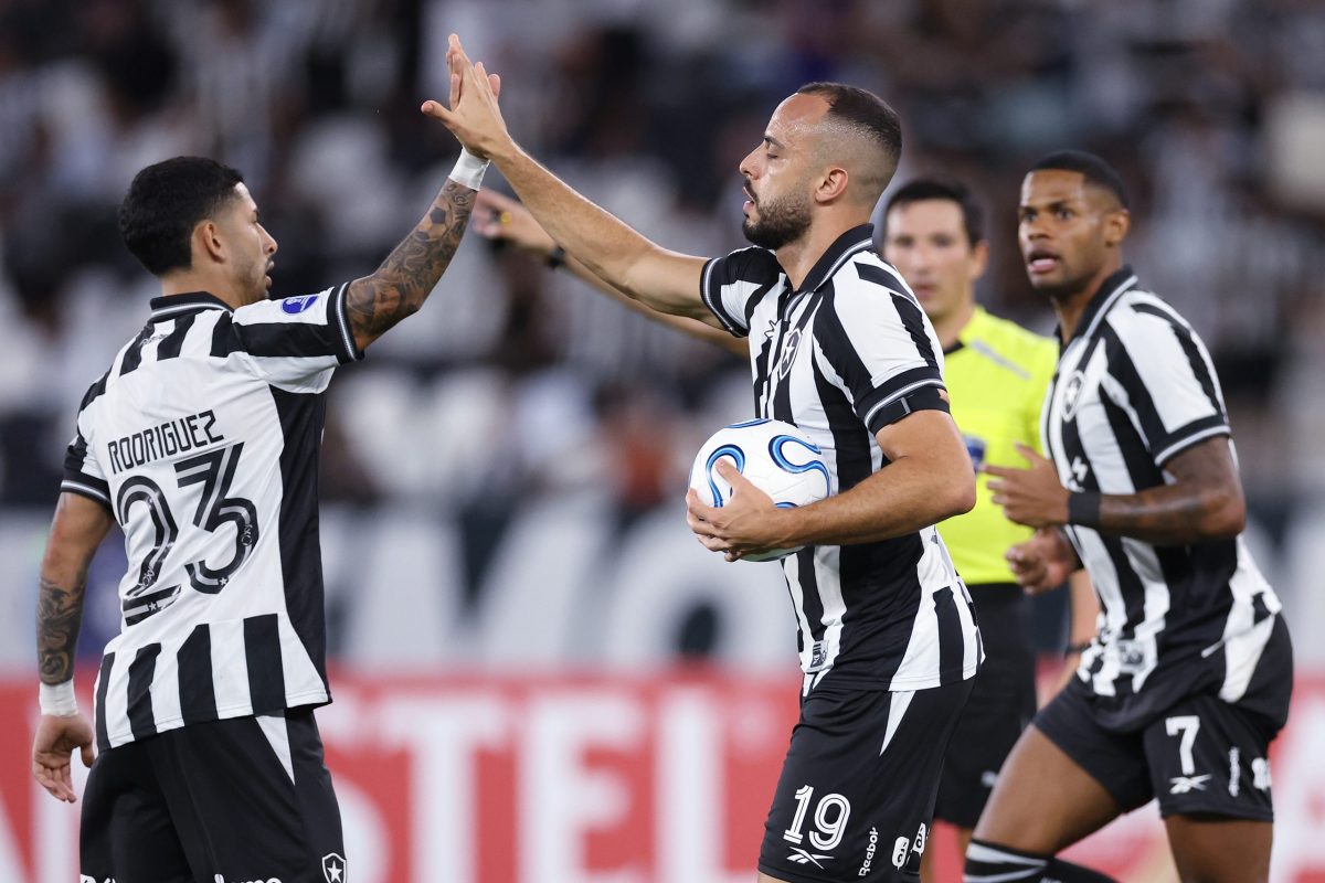 Em qual canal vai passar o jogo Botafogo x Coritiba hoje (12/4)?