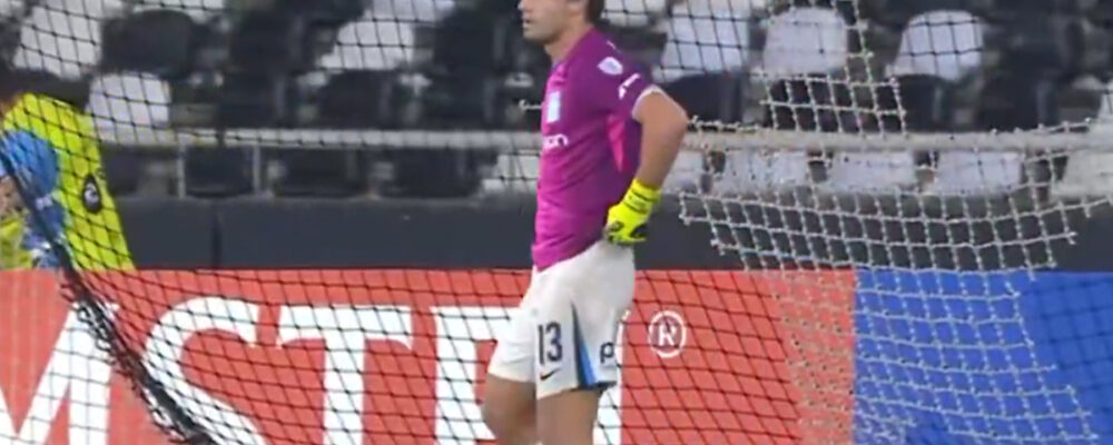 Goleiro do Racing é expulso, e zagueiro vai para o gol diante do Botafogo