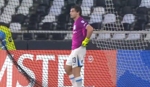 Goleiro do Racing é expulso, e zagueiro vai para o gol diante do Botafogo
