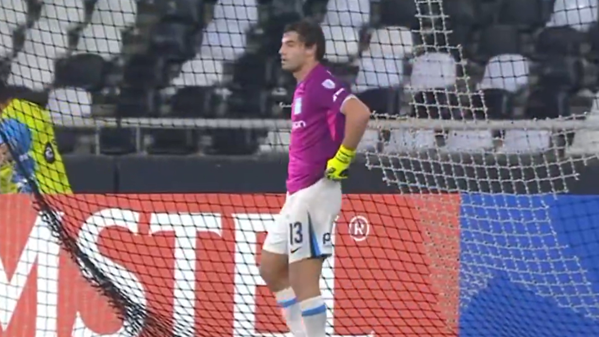 Goleiro do Racing é expulso, e zagueiro vai para o gol diante do Botafogo
