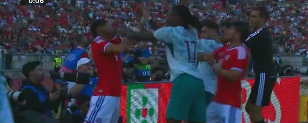 Ivan Román, do Atlético, briga e é expulso em Portugal x Chile; assista