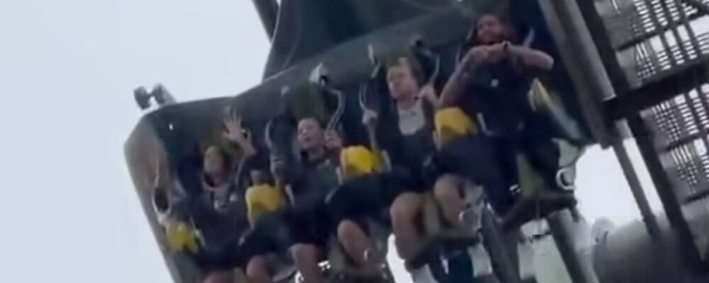 Jogador do Atlético se aventura em montanha-russa invertida no Japão; assista