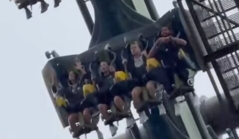 Jogador do Atlético se aventura em montanha-russa invertida no Japão; assista