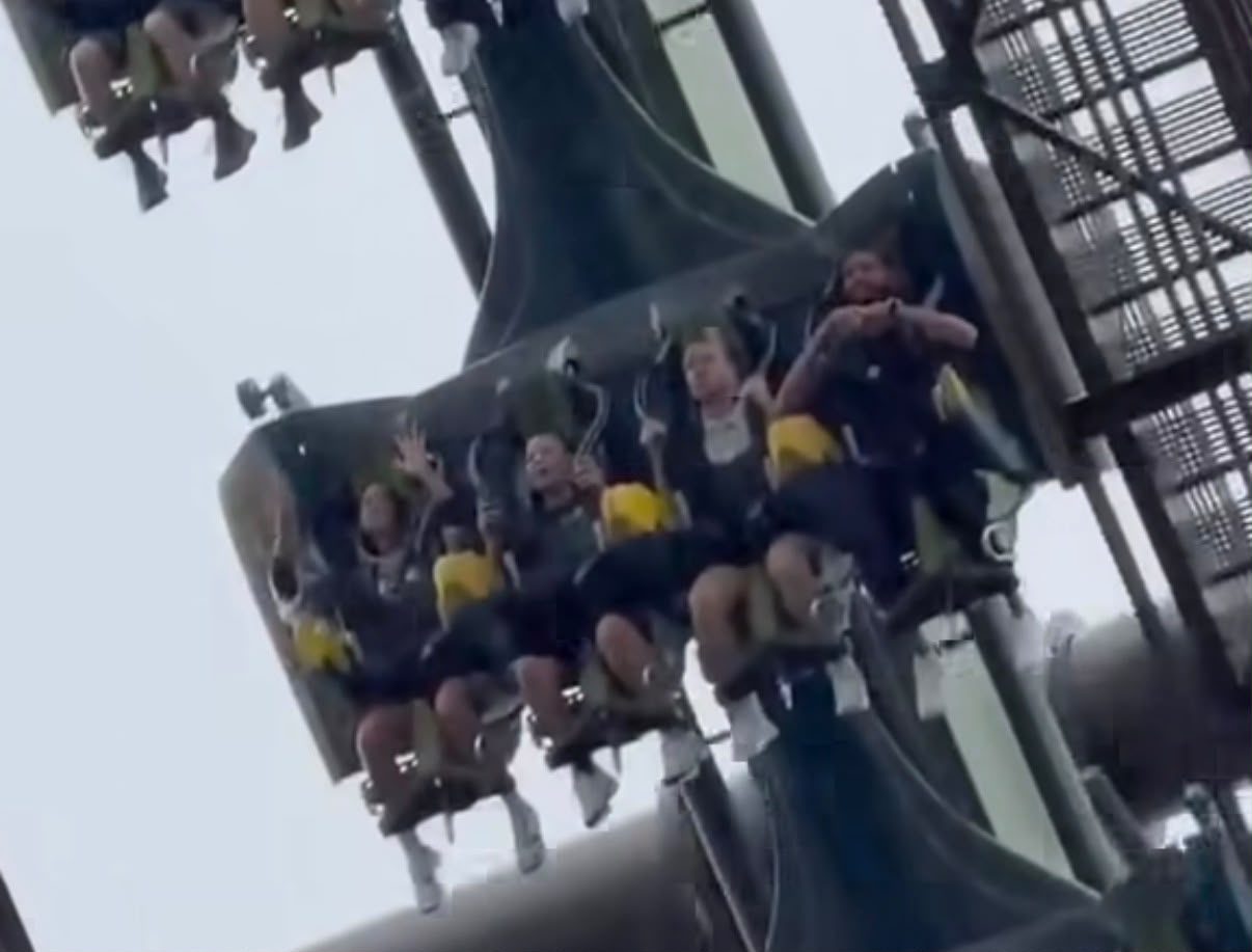 Jogador do Atlético se aventura em montanha-russa invertida no Japão; assista
