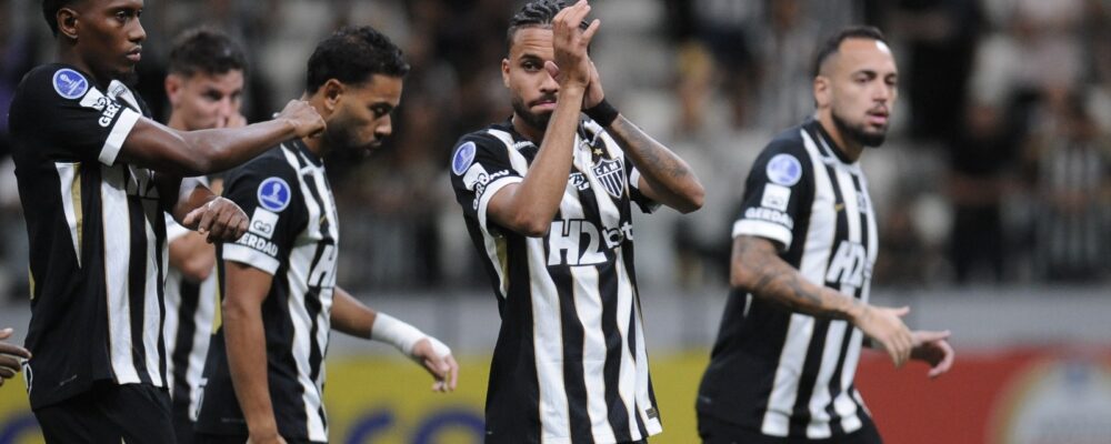 Jogador que busca espaço no Atlético anuncia que será pai de menina