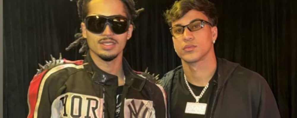 Kaio Jorge é ‘presença VIP’ em show e dá camisa do Cruzeiro a astro da música