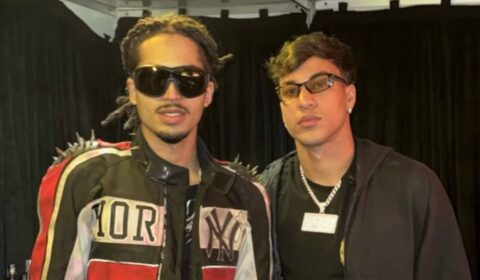 Kaio Jorge é ‘presença VIP’ em show e dá camisa do Cruzeiro a astro da música