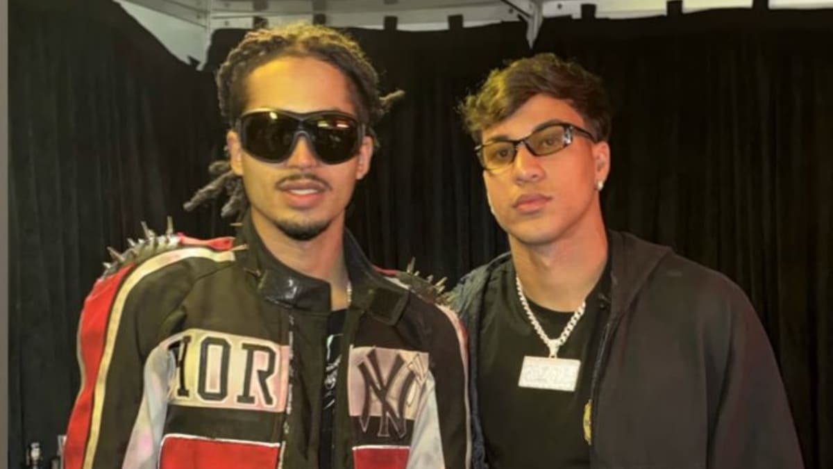 Kaio Jorge é ‘presença VIP’ em show e dá camisa do Cruzeiro a astro da música