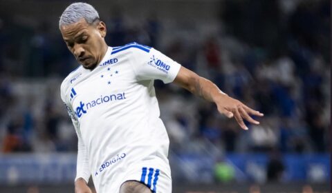 Matheus Pereira marca de falta e empata para Cruzeiro; assista ao lance