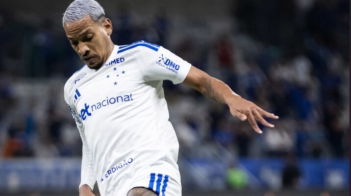 Matheus Pereira marca de falta e empata para Cruzeiro; assista ao lance
