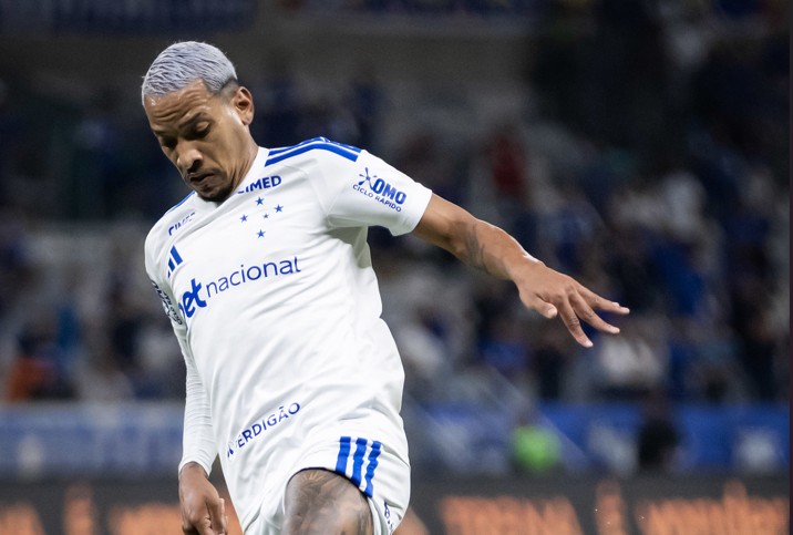 Matheus Pereira marca de falta e empata para Cruzeiro; assista ao lance