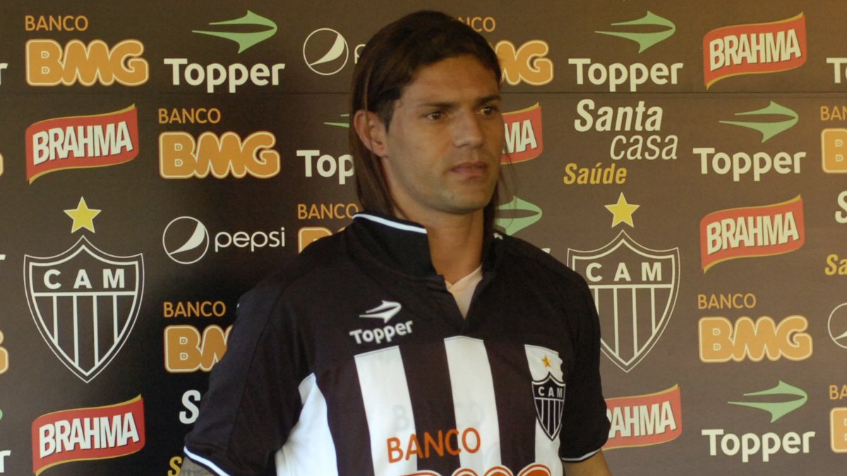 O jogador que fez 200 gols no Japão e decepcionou no Atlético