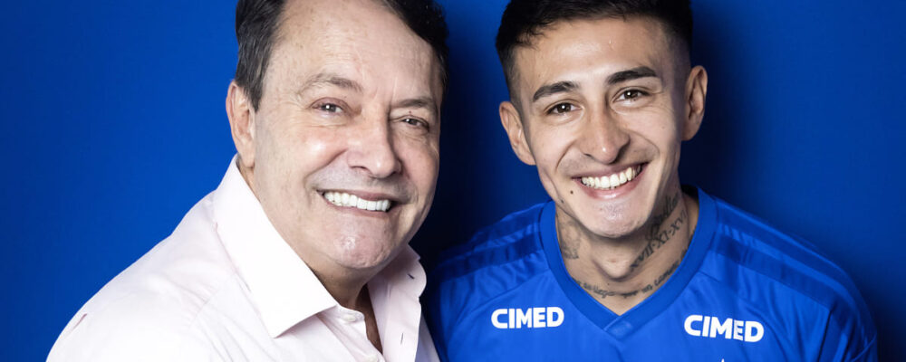 Reforço do Cruzeiro, Gabriel Rojas posa com Pedro Lourenço em 1º dia de atividades