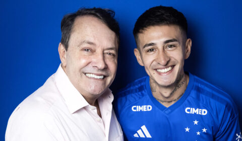 Reforço do Cruzeiro, Gabriel Rojas posa com Pedro Lourenço em 1º dia de atividades