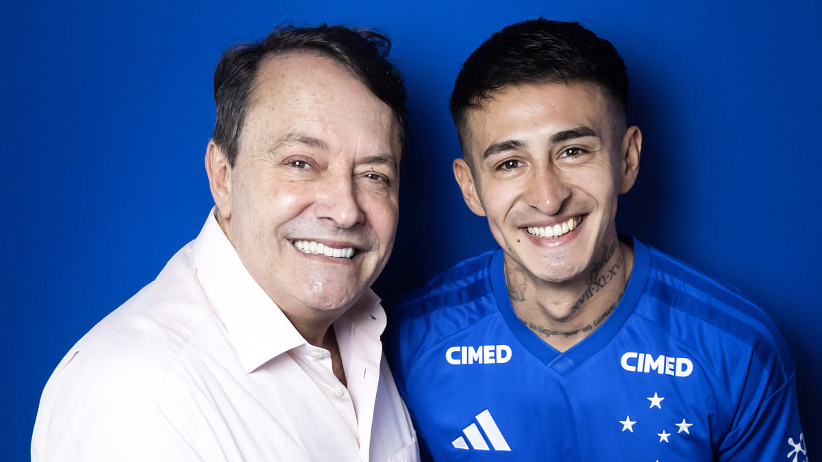 Reforço do Cruzeiro, Gabriel Rojas posa com Pedro Lourenço em 1º dia de atividades