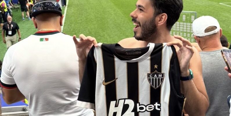 Torcedor do Atlético vive ‘história bizarra’ na Copa flagrada pela imprensa internacional