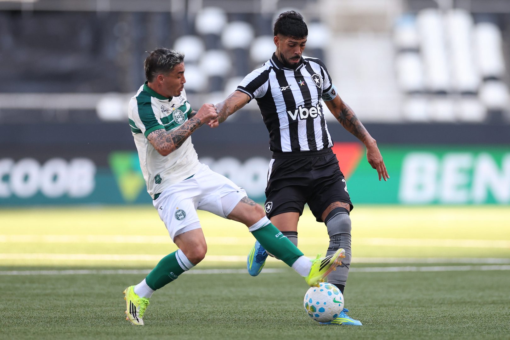 Villalba falha, e Botafogo cede empate ao Coritiba pelo Brasileiro