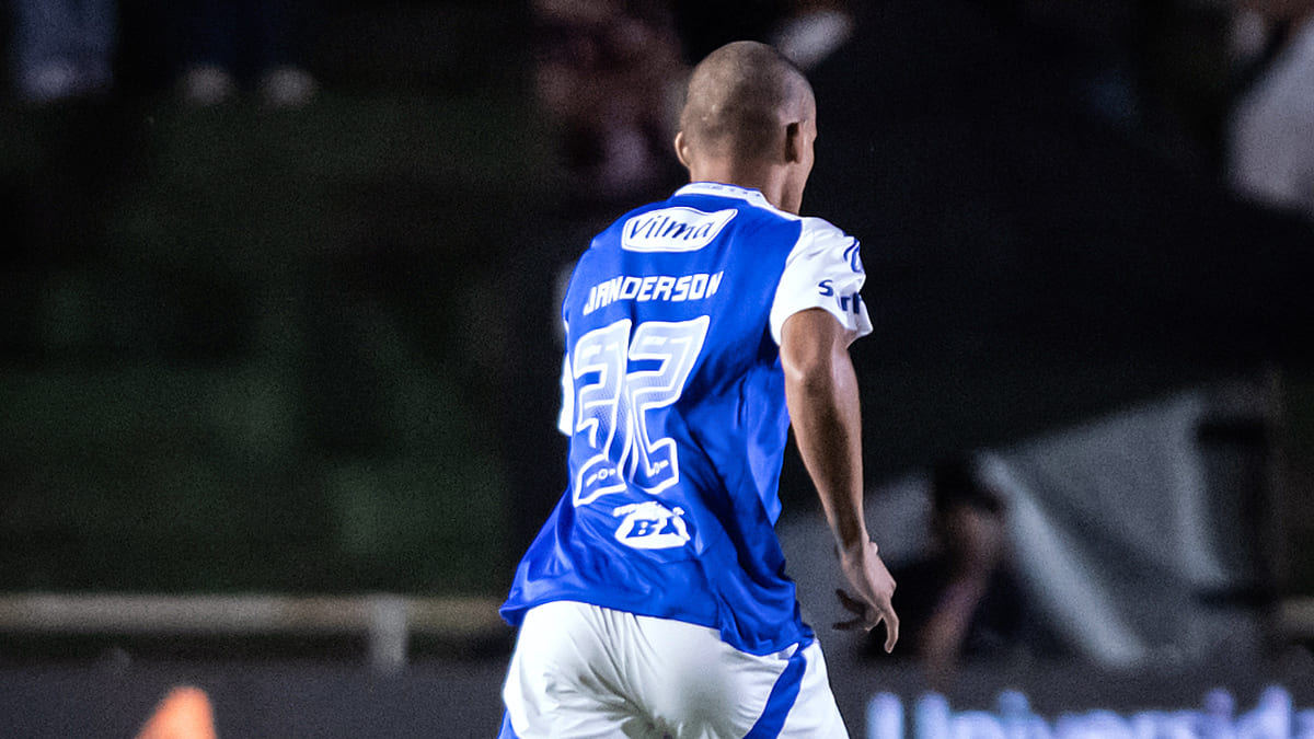 Visto por Jardim e preterido por Artur Jorge: zagueiro pode deixar Cruzeiro com um jogo