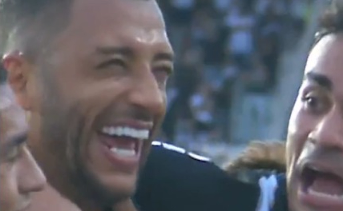 Vitor Hugo vai ao ‘terceiro andar’ e faz mais um gol de cabeça pelo Atlético