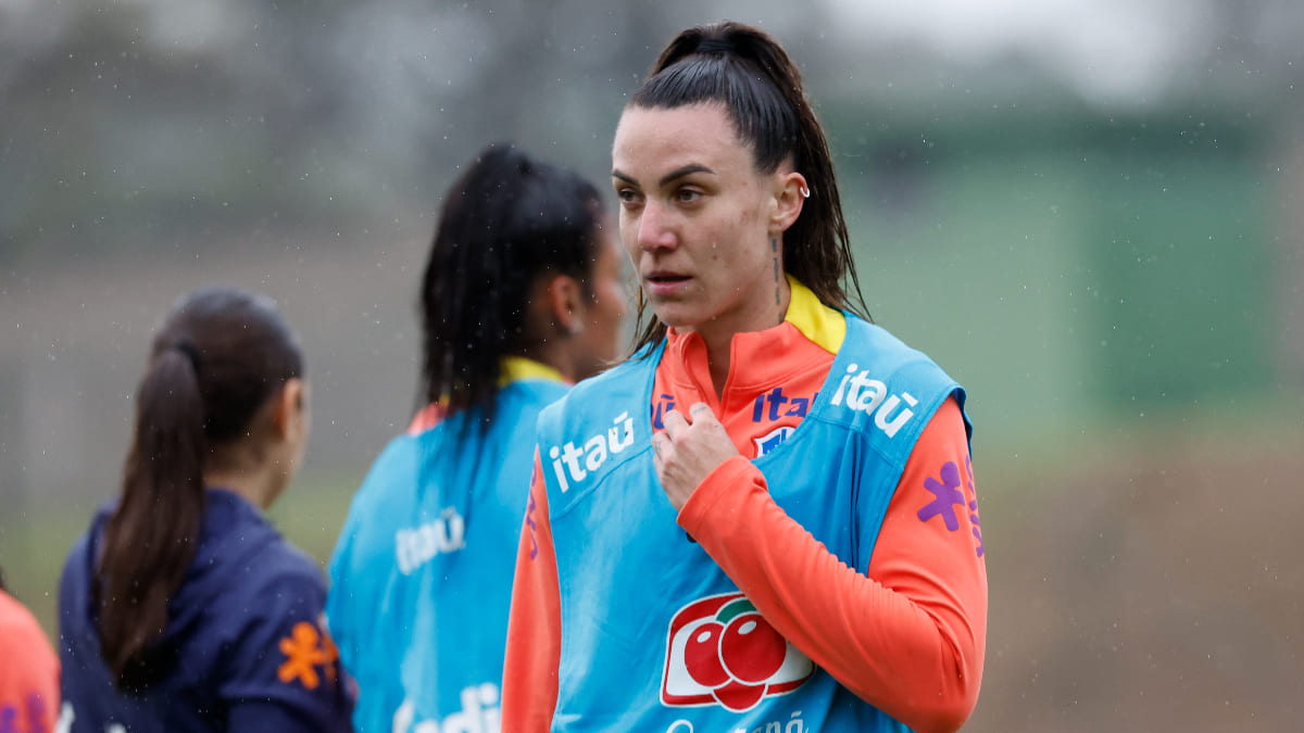 Zagueira do Cruzeiro deixa treino pela Seleção carregada e preocupa