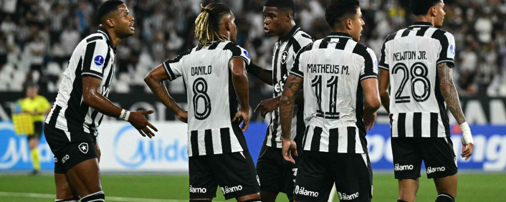 Zagueiro do Racing tenta cortar e marca a favor do Botafogo; assista
