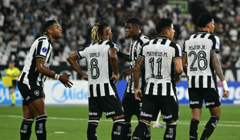 Zagueiro do Racing tenta cortar e marca a favor do Botafogo; assista
