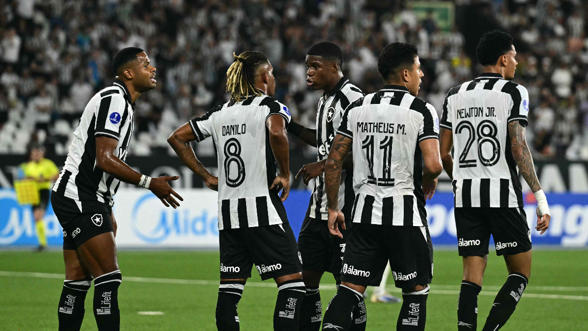 Zagueiro do Racing tenta cortar e marca a favor do Botafogo; assista
